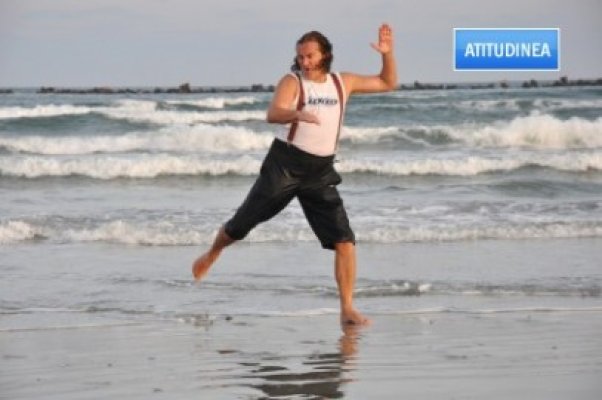 Exclusiv Atitudinea: Miron Cozma e Bruce Lee-ul huilei! Uite cum se rupe în figuri pe plaja din Mamaia